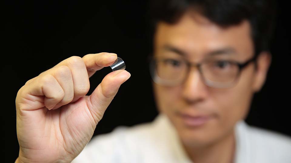 First step in flexible electronics: Scientists develop plastic magnetic ...